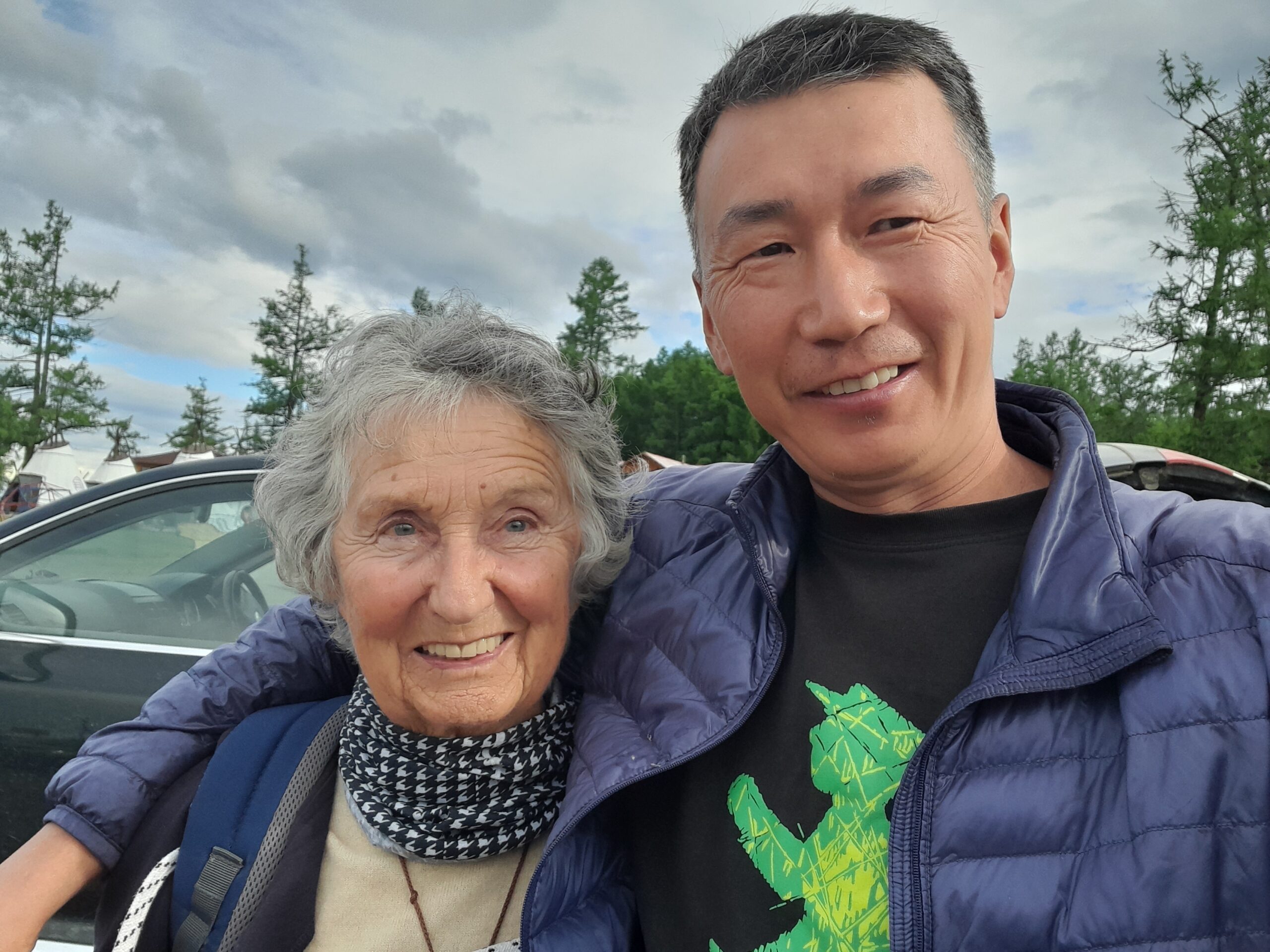 Ochir mit einem Gast in der Mongolei